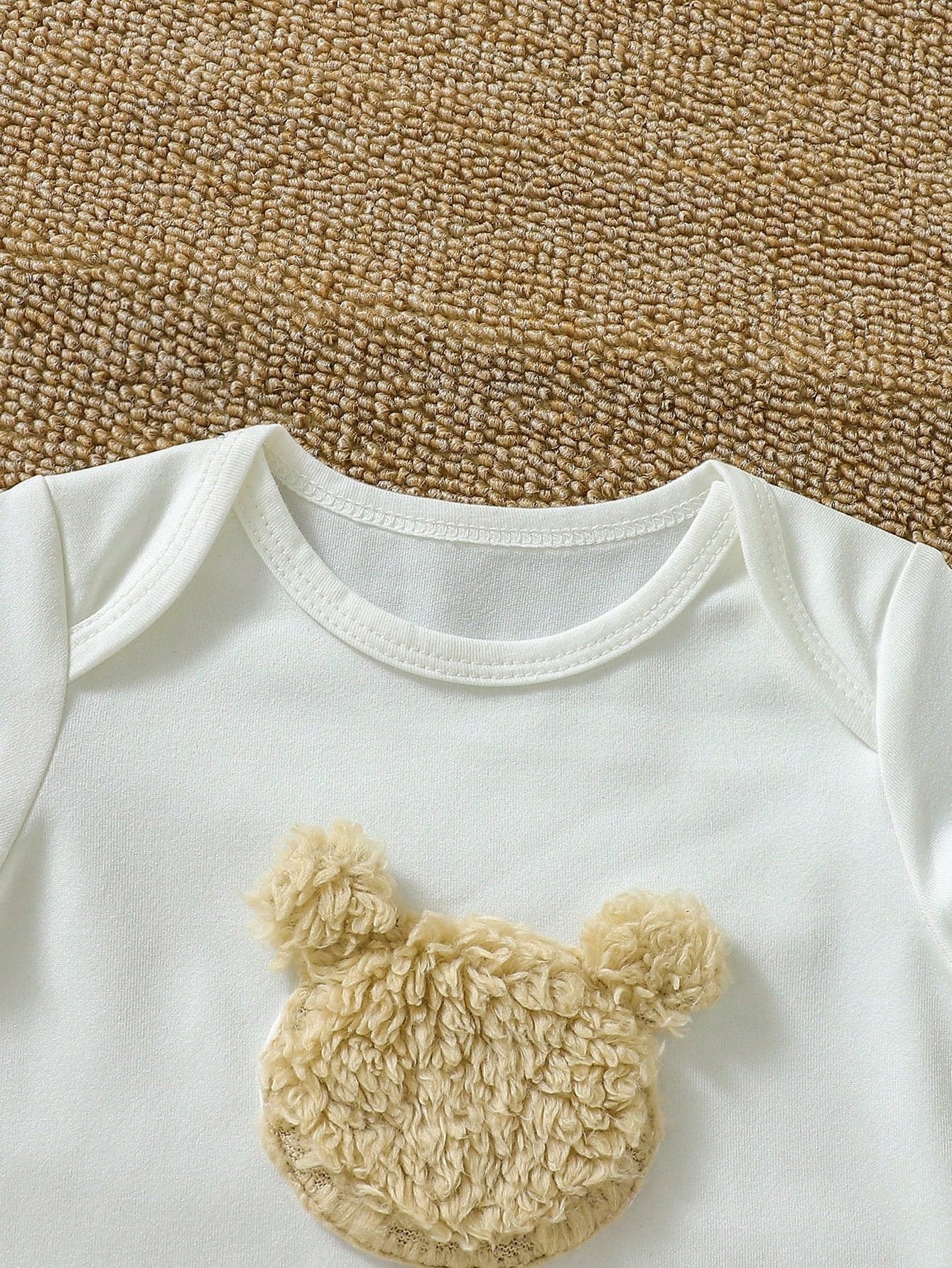 Conjunto beige y blanco con chaleco teddy y mameluco