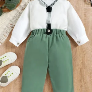 Conjunto verde elegante con camisa blanca y tirantes incluidos