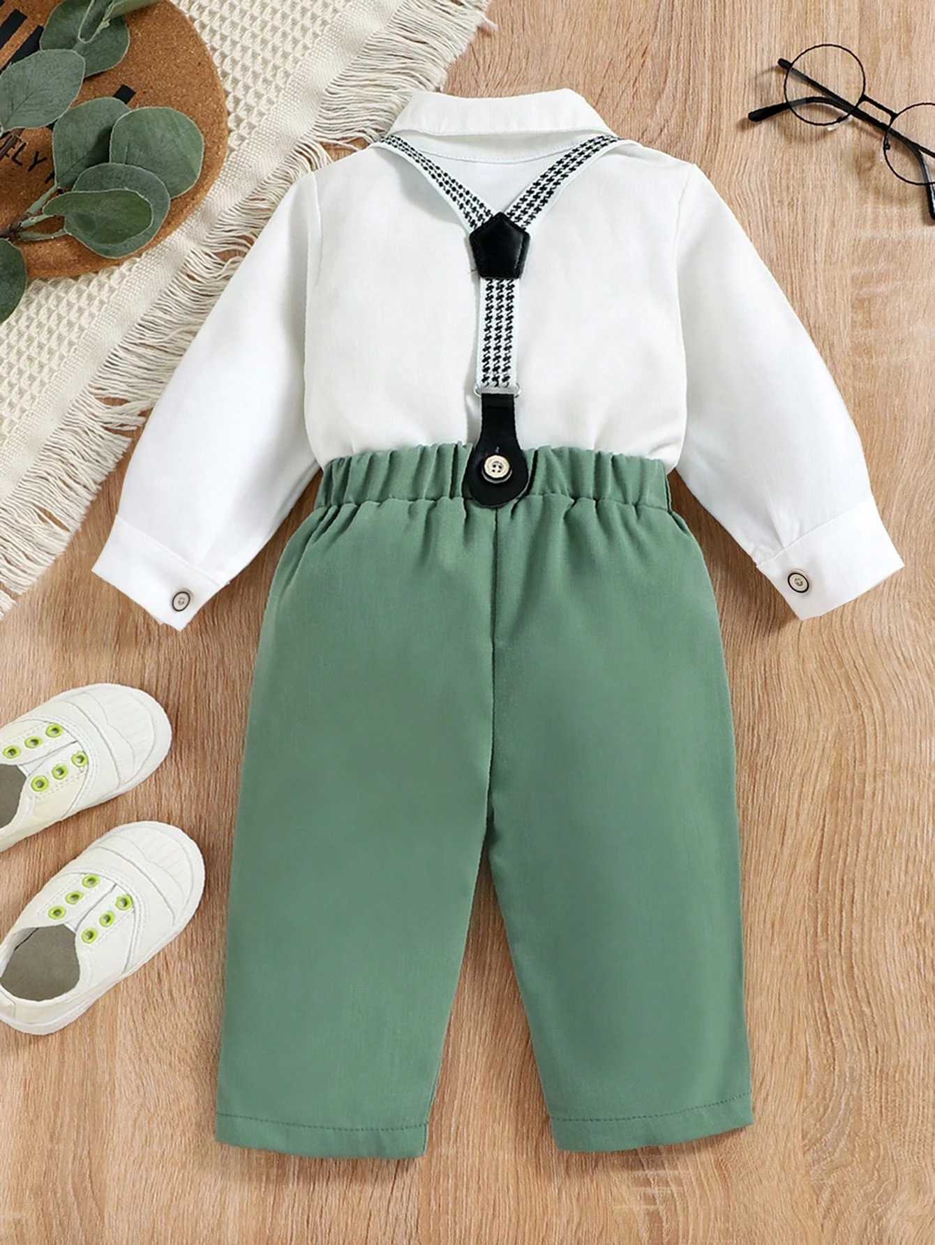 Conjunto verde elegante con camisa blanca y tirantes incluidos