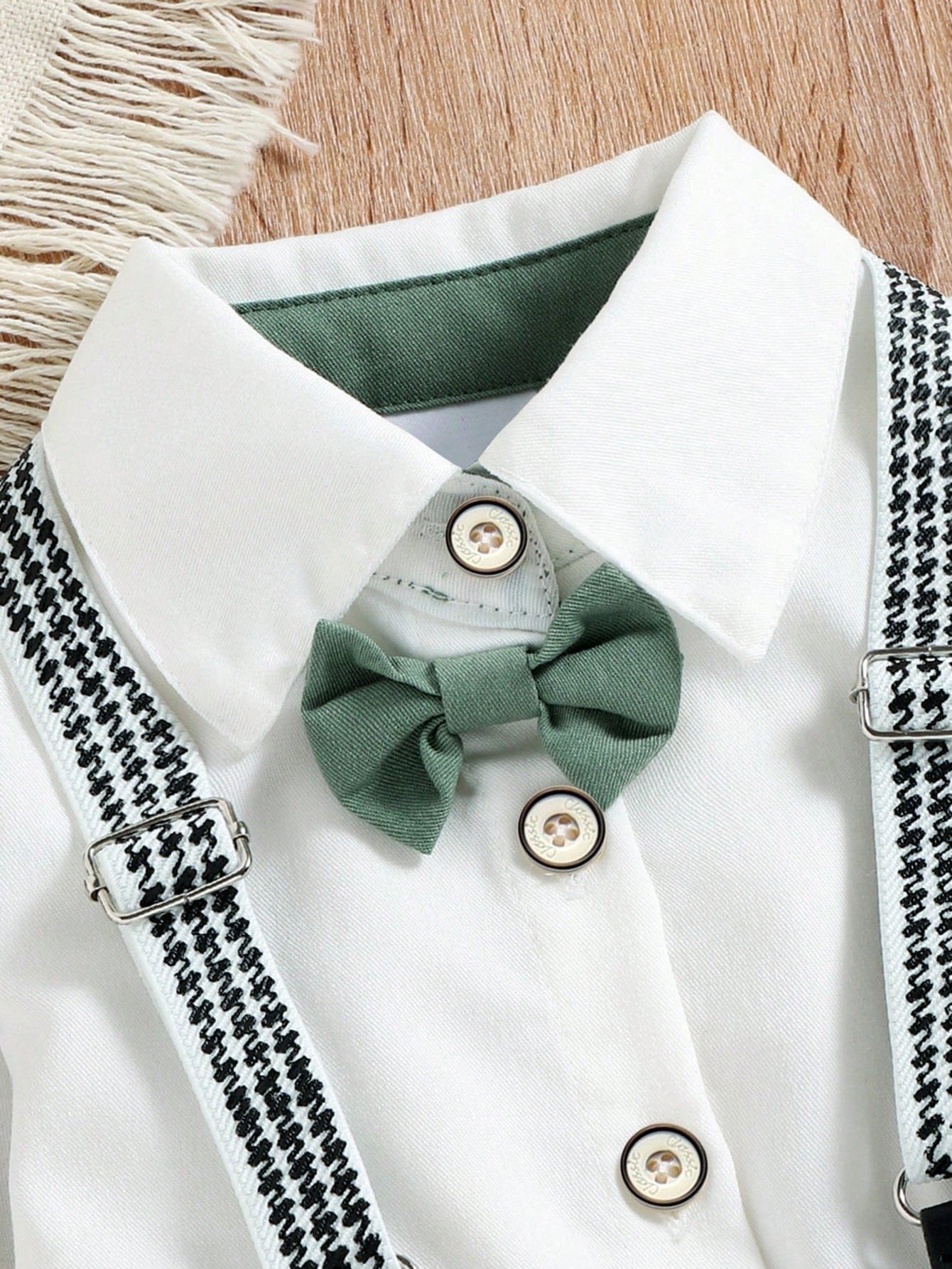 Conjunto verde elegante con camisa blanca y tirantes incluidos