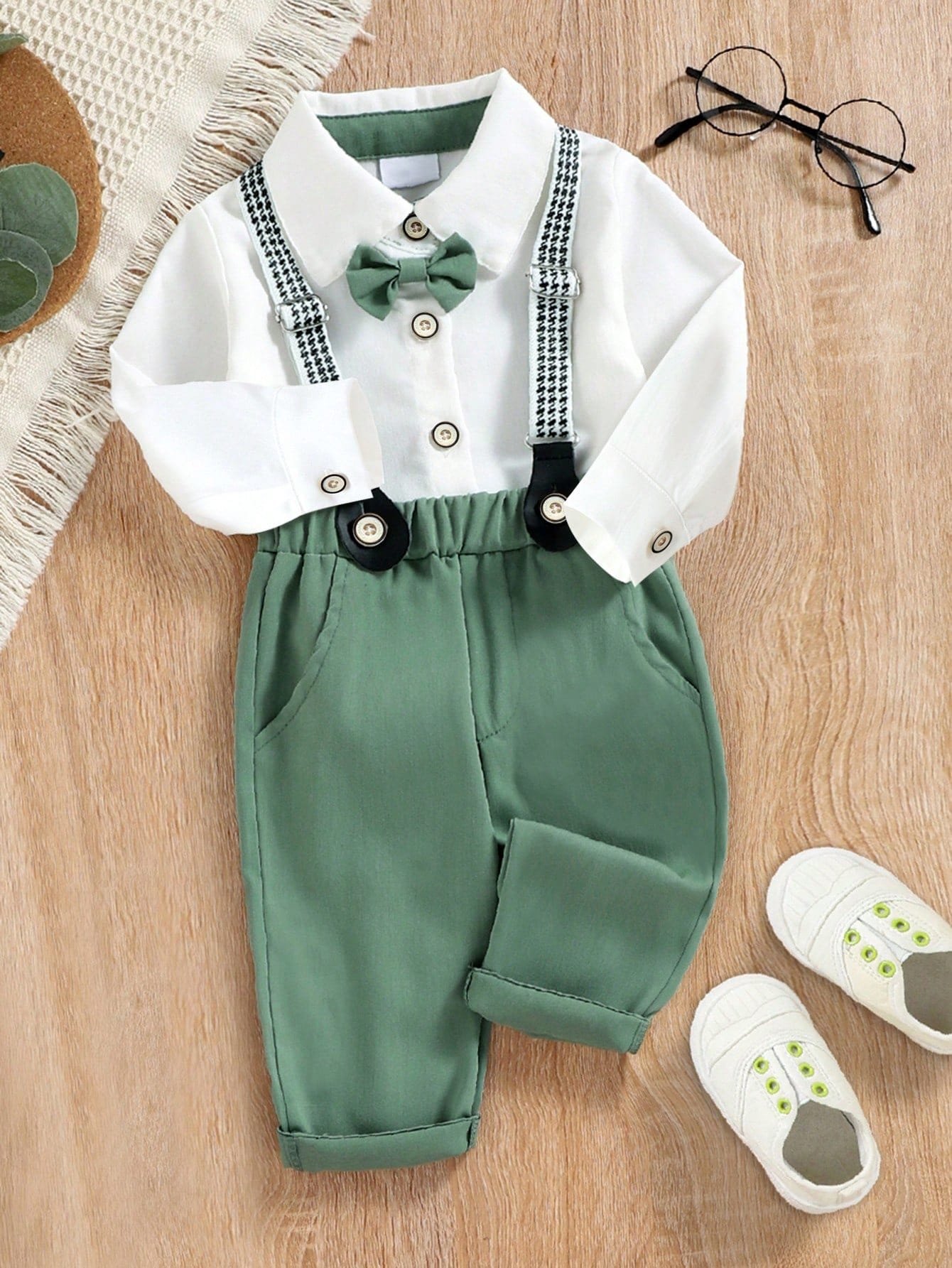 Conjunto verde elegante con camisa blanca y tirantes incluidos