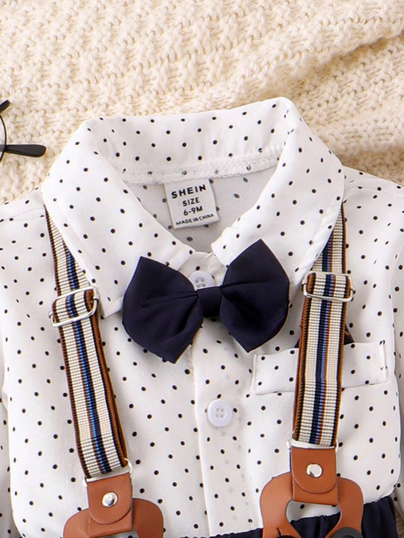 Elegante conjunto blanco azul con tirantes y moño incluido