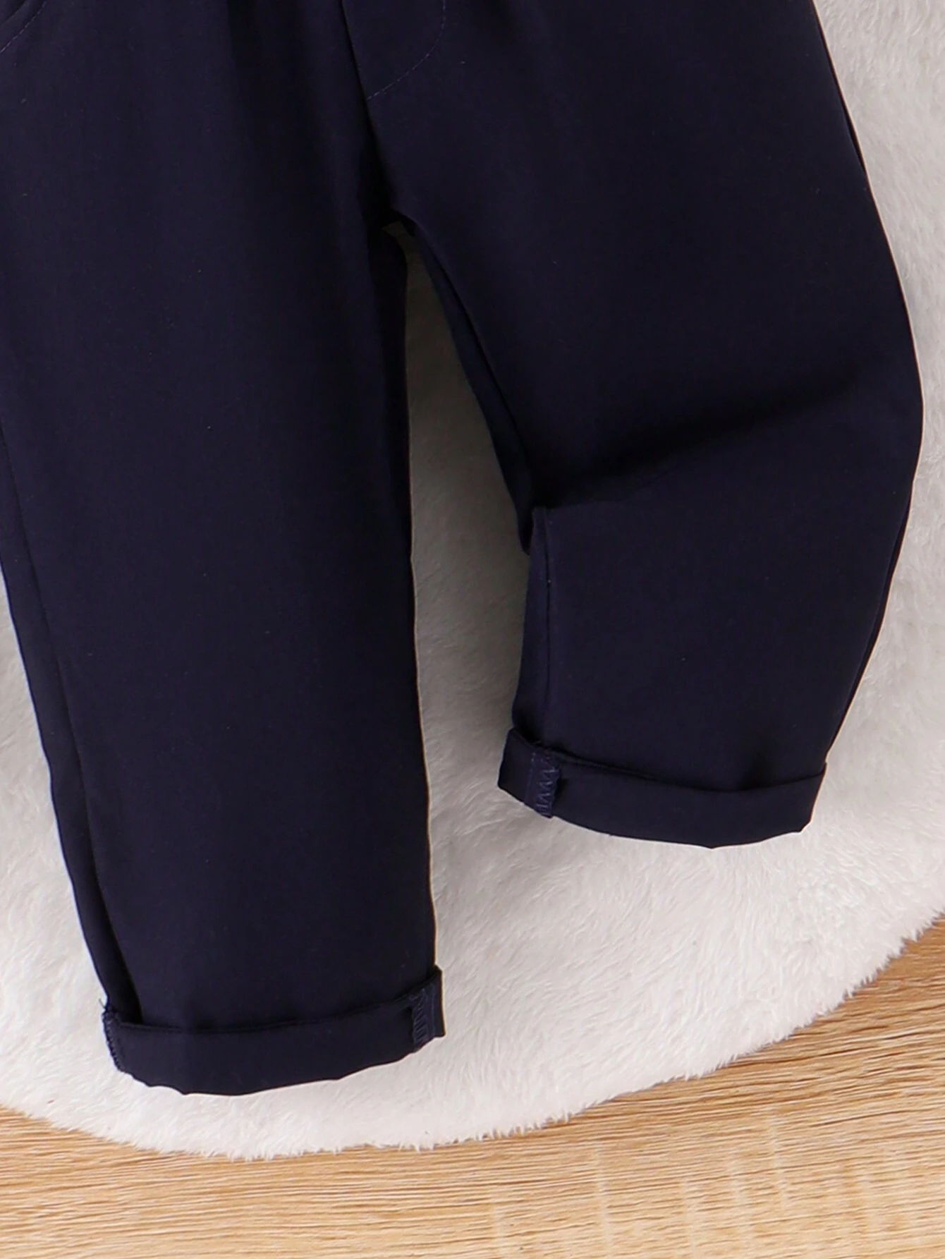 Elegante conjunto blanco azul con tirantes y moño incluido