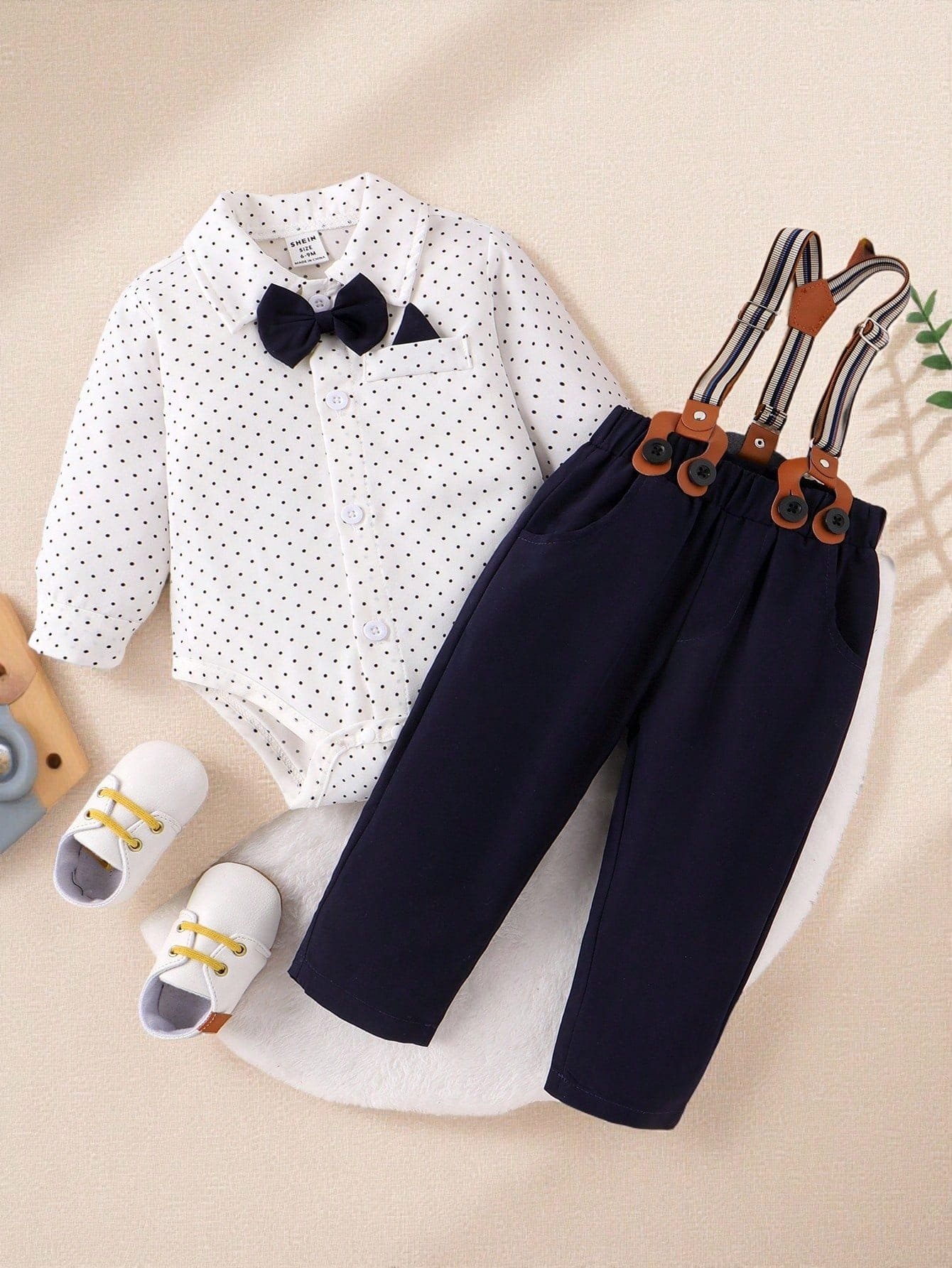 Elegante conjunto blanco azul con tirantes y moño incluido