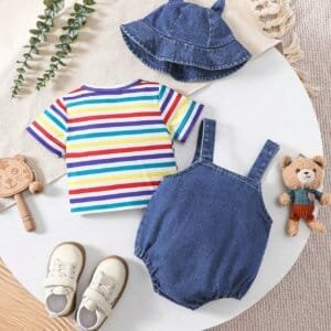 Conjunto azul dulce con mameluco mezclilla y camiseta rayas