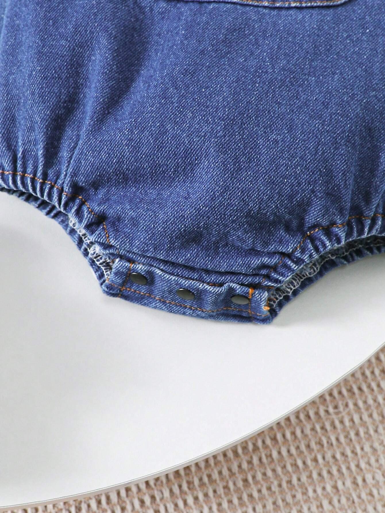 Conjunto azul dulce con mameluco mezclilla y camiseta rayas