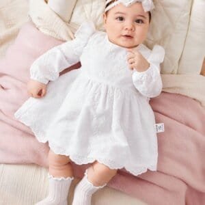 Vestido blanco bordado elegante con mangas largas y vuelo