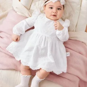 Vestido blanco bordado elegante con mangas largas y vuelo