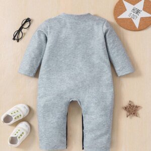 Enterizo gris elegante con moño azul y patrón diamantes