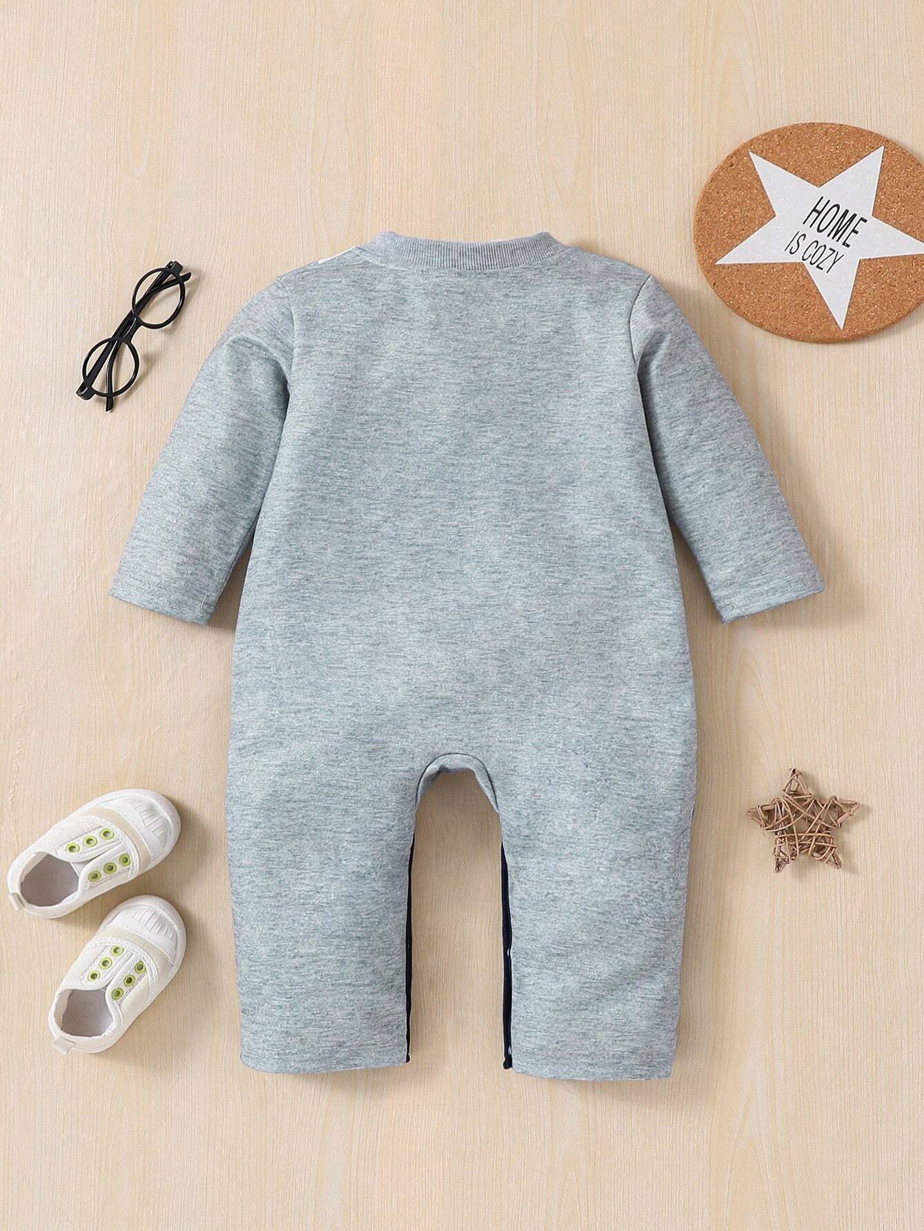 Enterizo gris elegante con moño azul y patrón diamantes