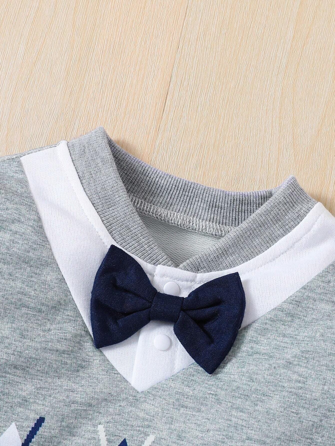 Enterizo gris elegante con moño azul y patrón diamantes