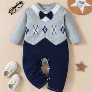 Enterizo gris elegante con moño azul y patrón diamantes