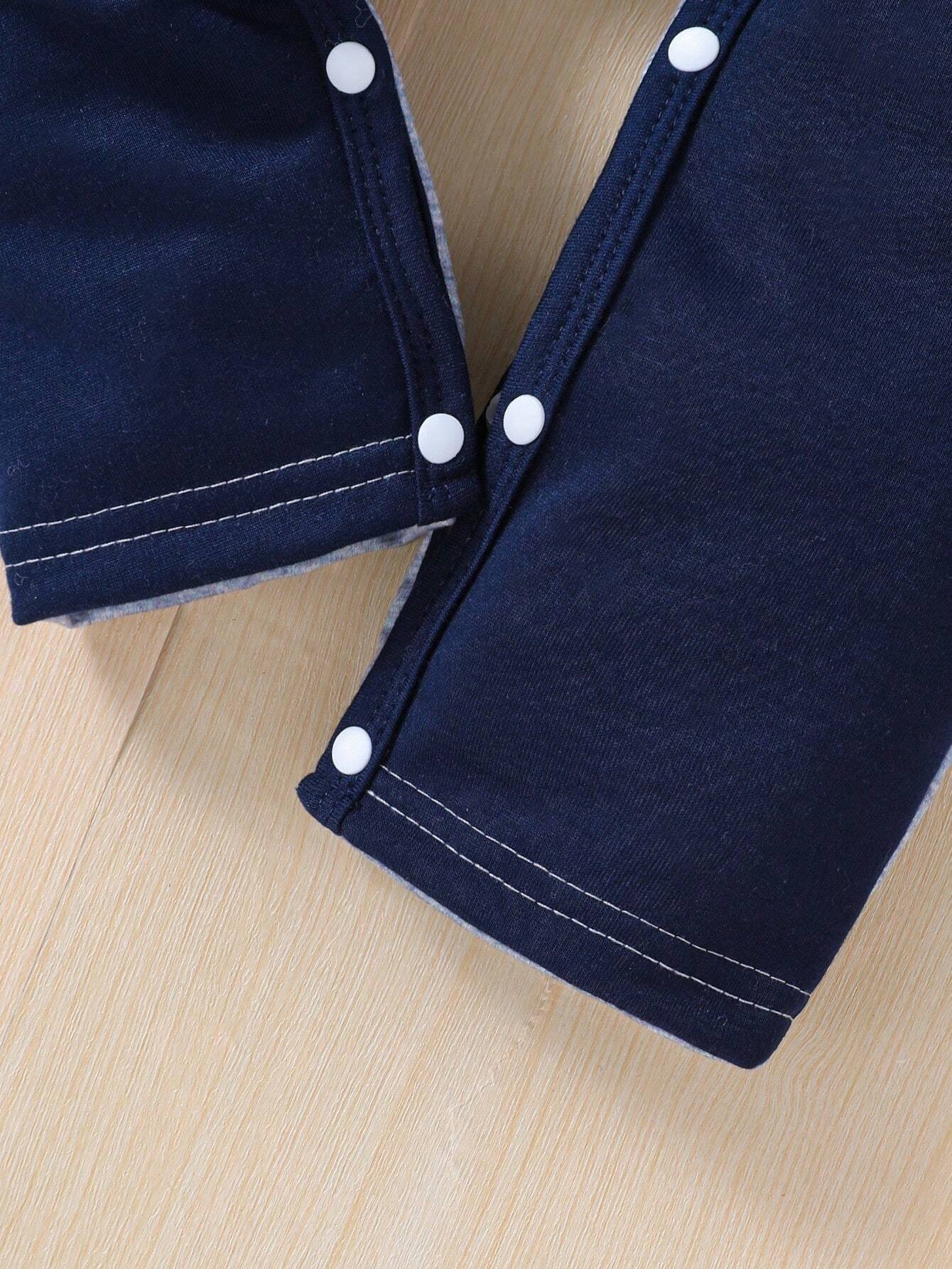 Enterizo gris elegante con moño azul y patrón diamantes