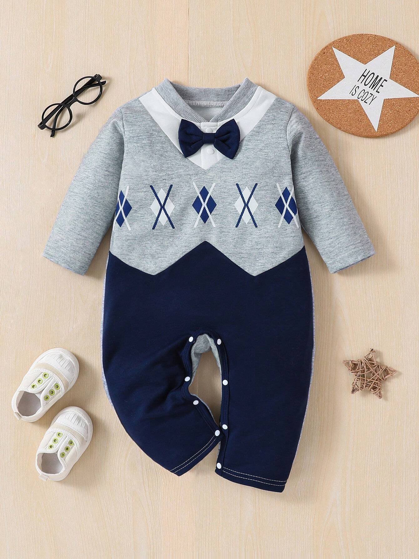 Enterizo gris elegante con moño azul y patrón diamantes