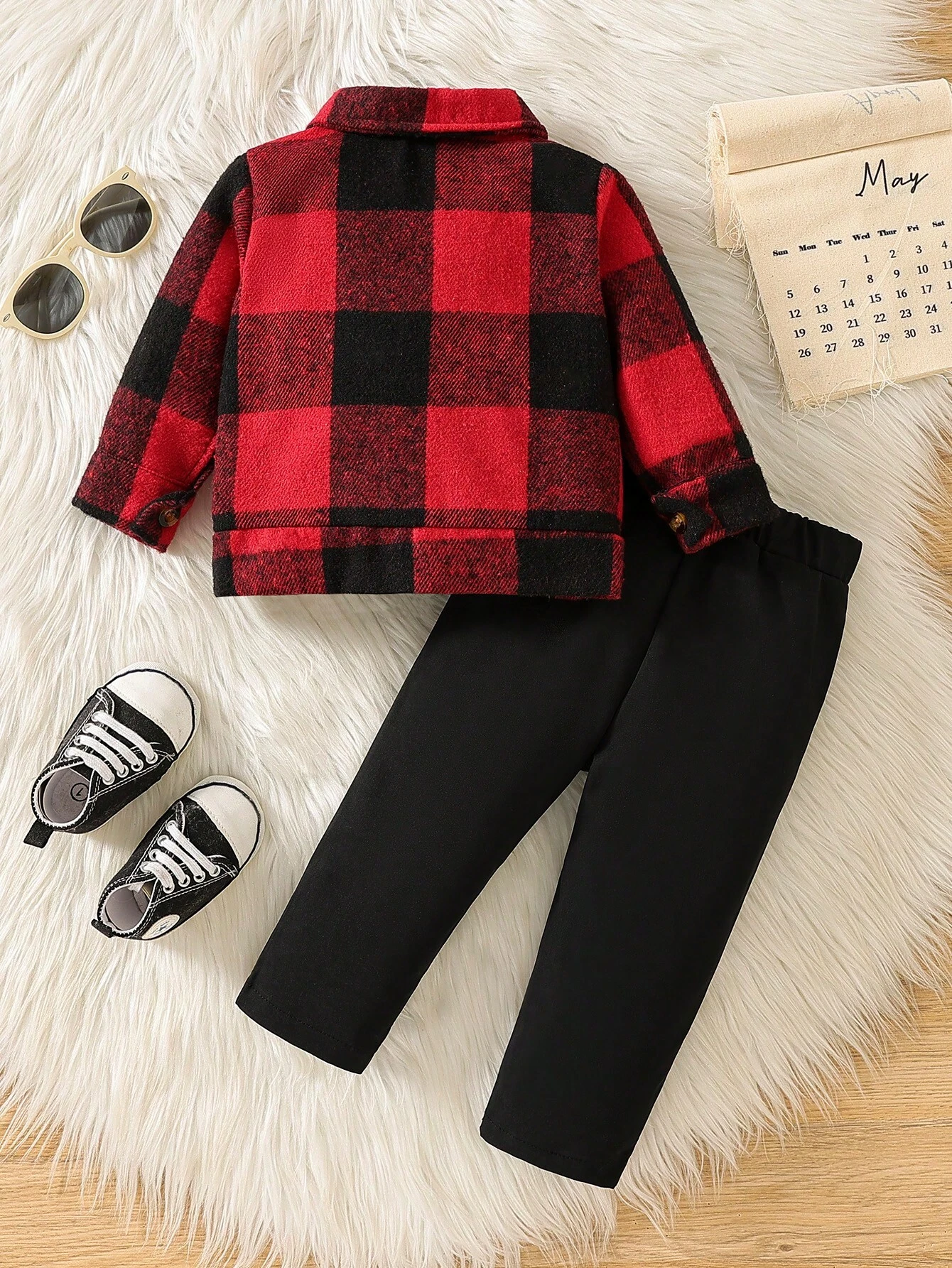 Conjunto rojo y negro a cuadros con pantalón casual