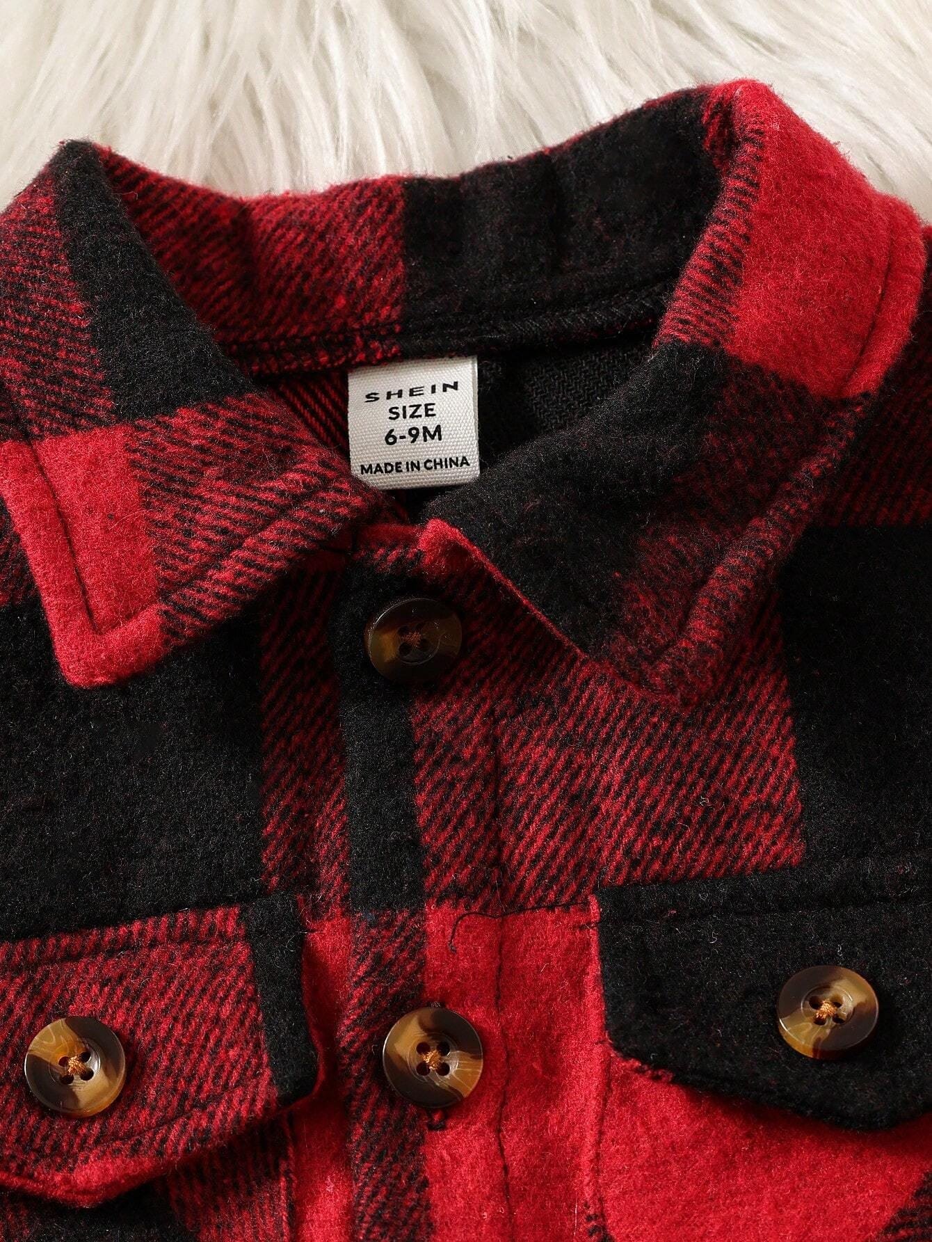 Conjunto rojo y negro a cuadros con pantalón casual