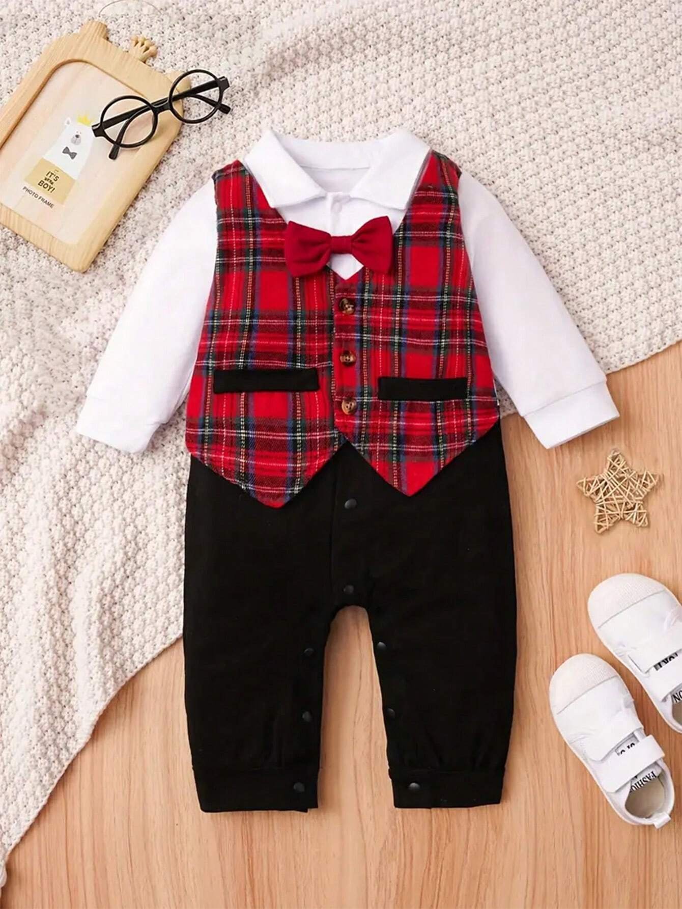 Mameluco elegante rojo y negro con chaleco de cuadros