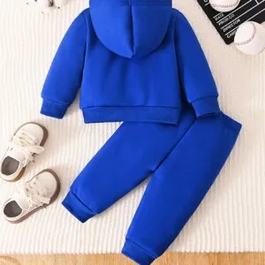 Conjunto azul deportivo con capucha y pantalón cómodo