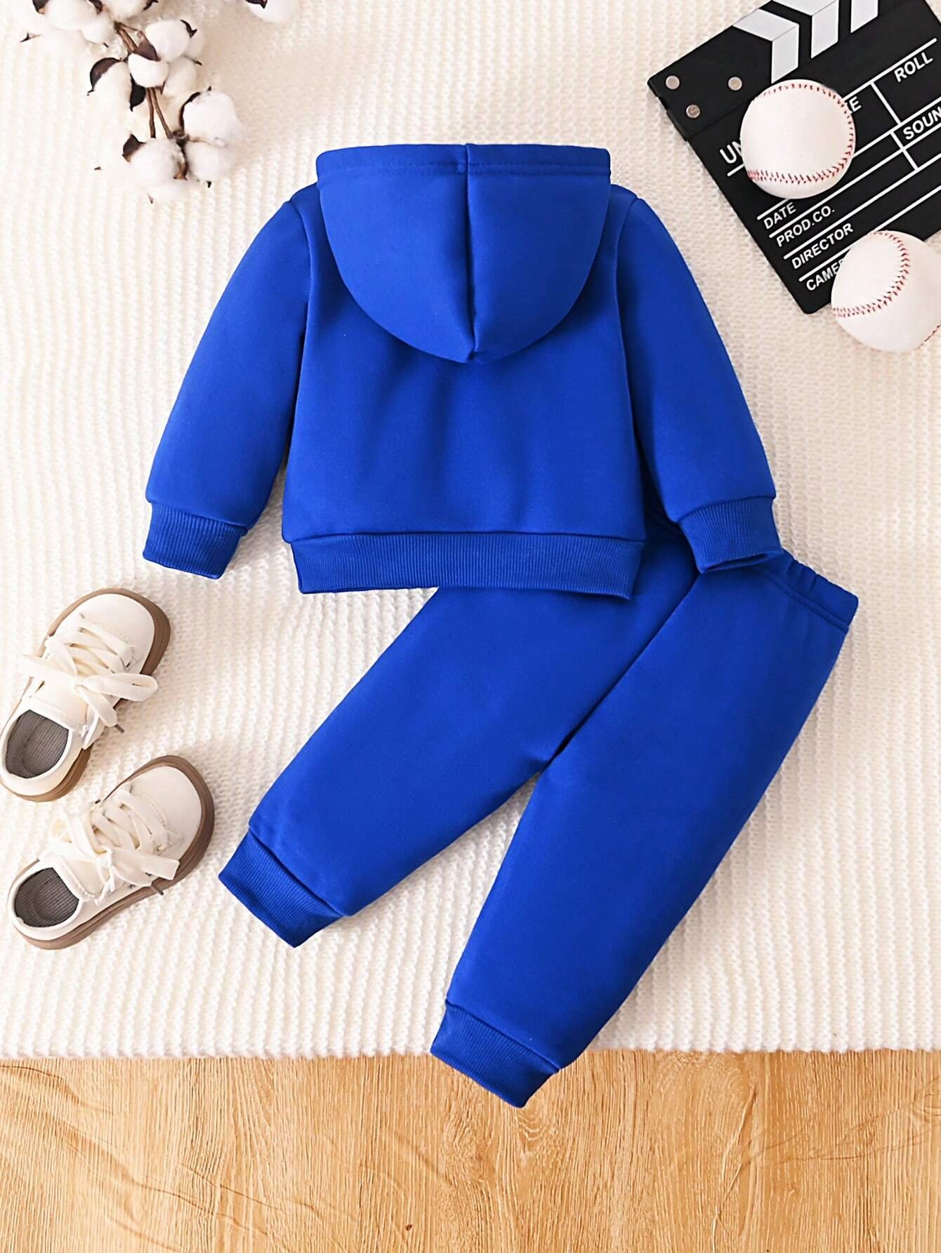 Conjunto azul deportivo con capucha y pantalón cómodo