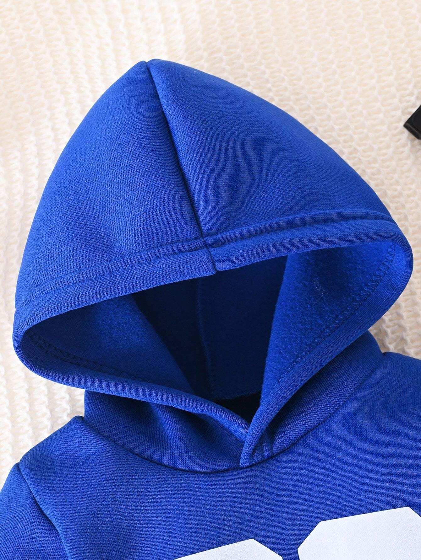 Conjunto azul deportivo con capucha y pantalón cómodo