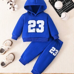 Conjunto azul deportivo con capucha y pantalón cómodo