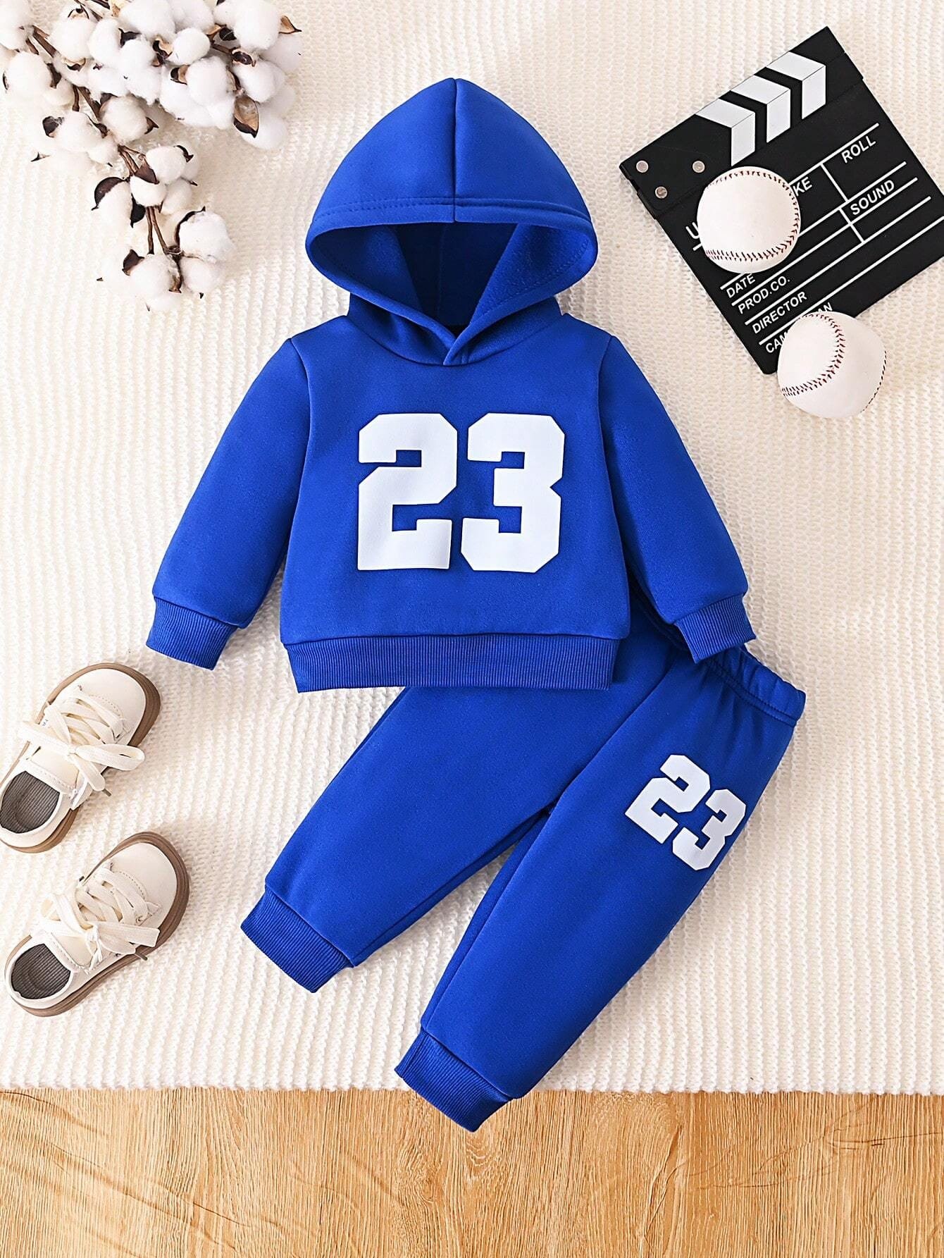 Conjunto azul deportivo con capucha y pantalón cómodo