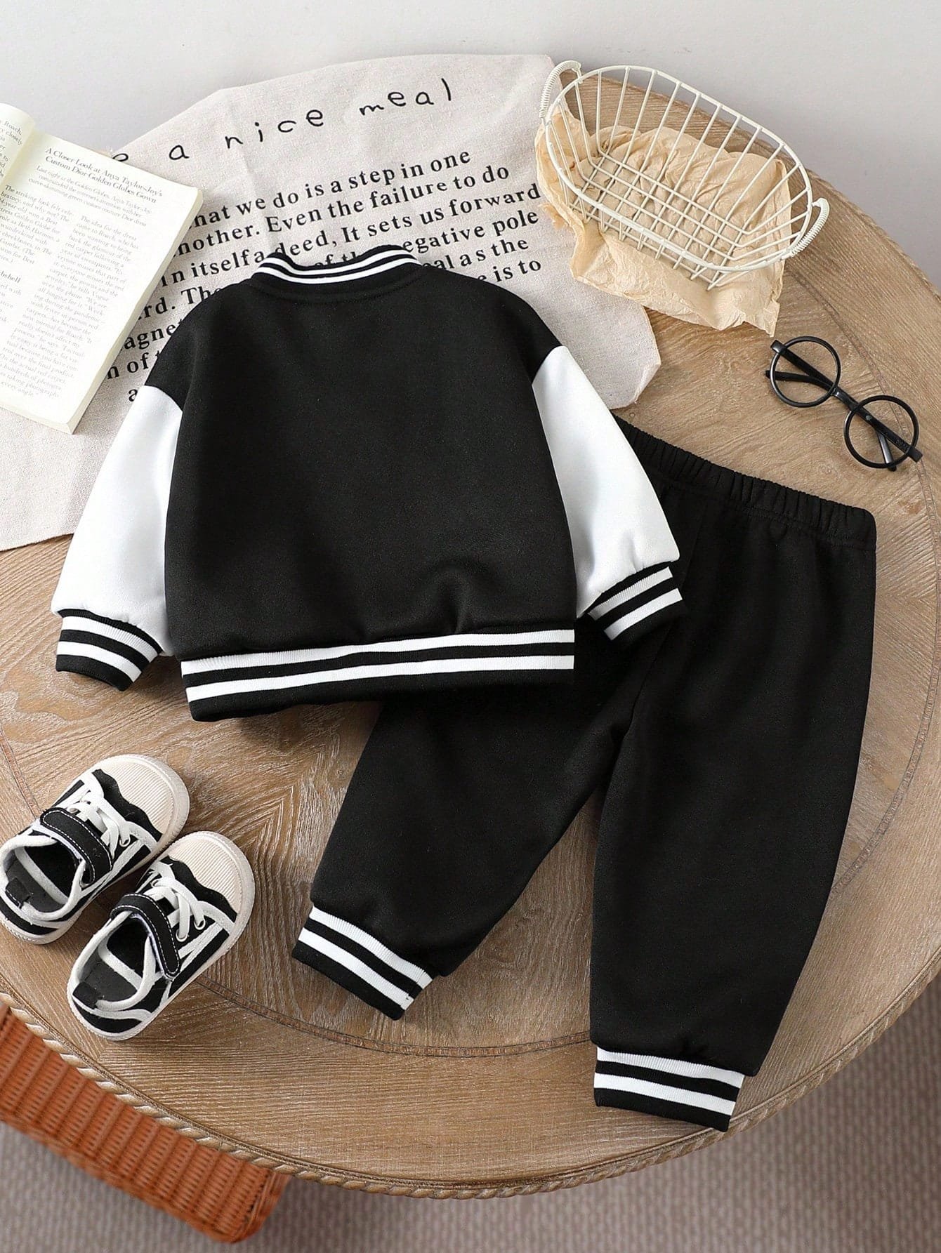 Conjunto Negro Blanco Niño Abrigado Estilo Deportivo