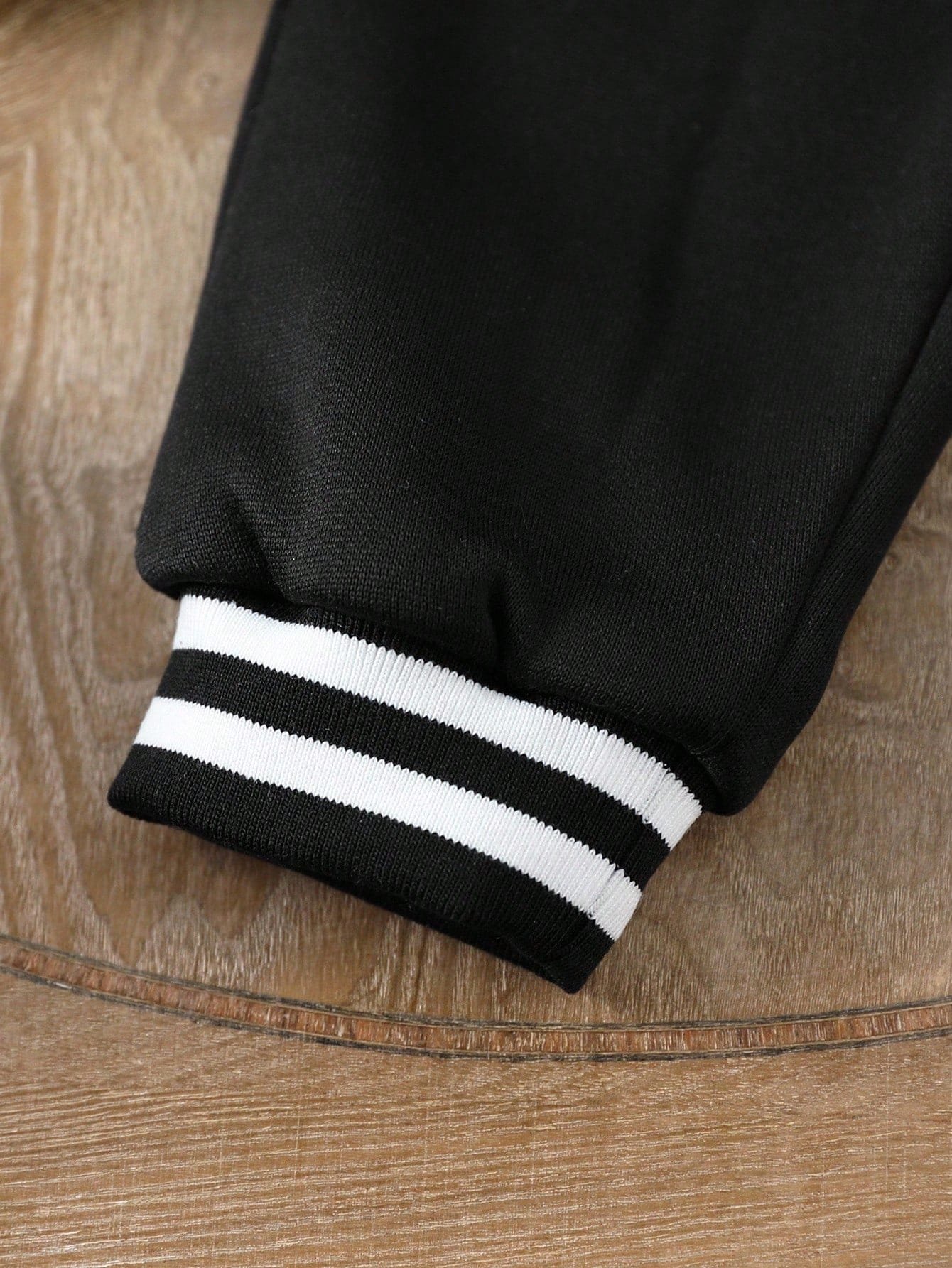 Conjunto Negro Blanco Niño Abrigado Estilo Deportivo