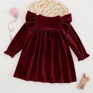 Vestido burdeos suave con volantes elegantes de manga larga