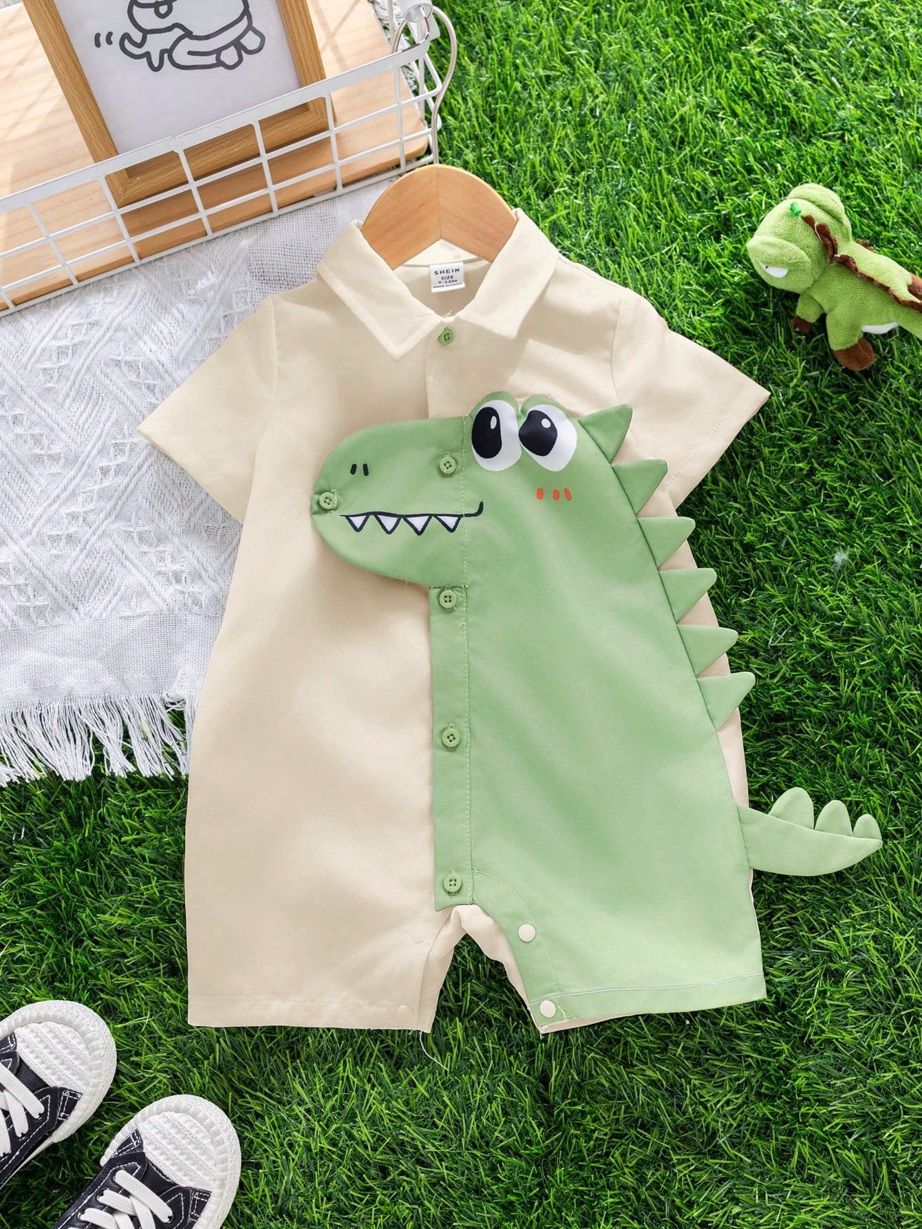 Enterizo beige verde con dinosaurio grande frontal
