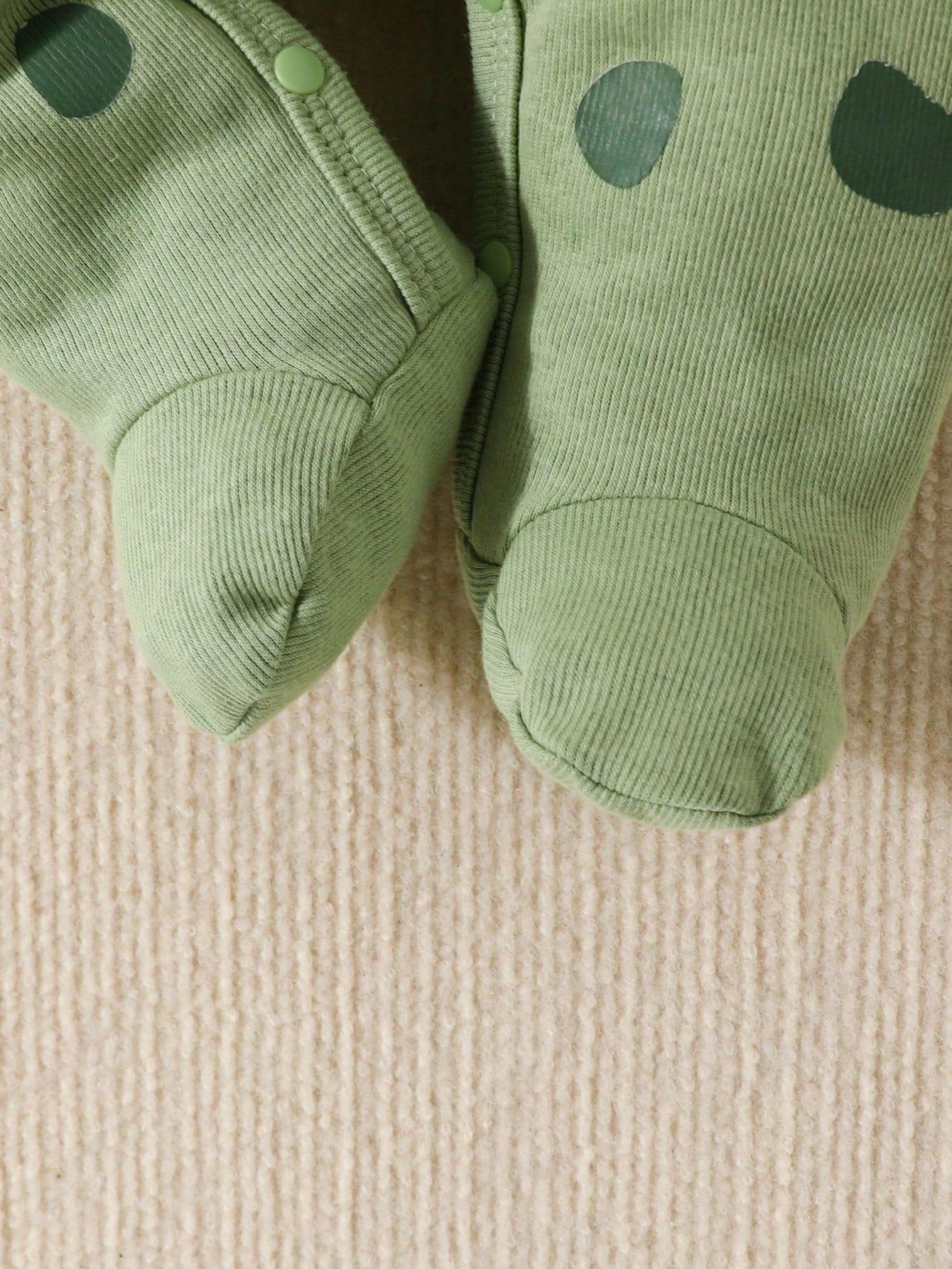 Mameluco verde con diseño 3D de dinosaurio para bebé