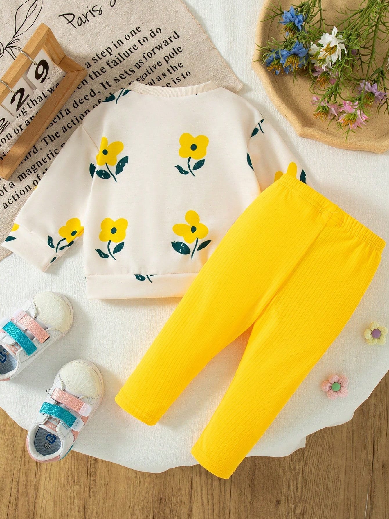 Conjunto floral crema y amarillo con leggings suaves