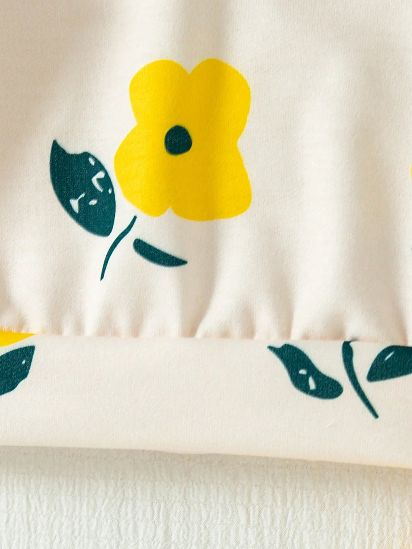 Conjunto floral crema y amarillo con leggings suaves