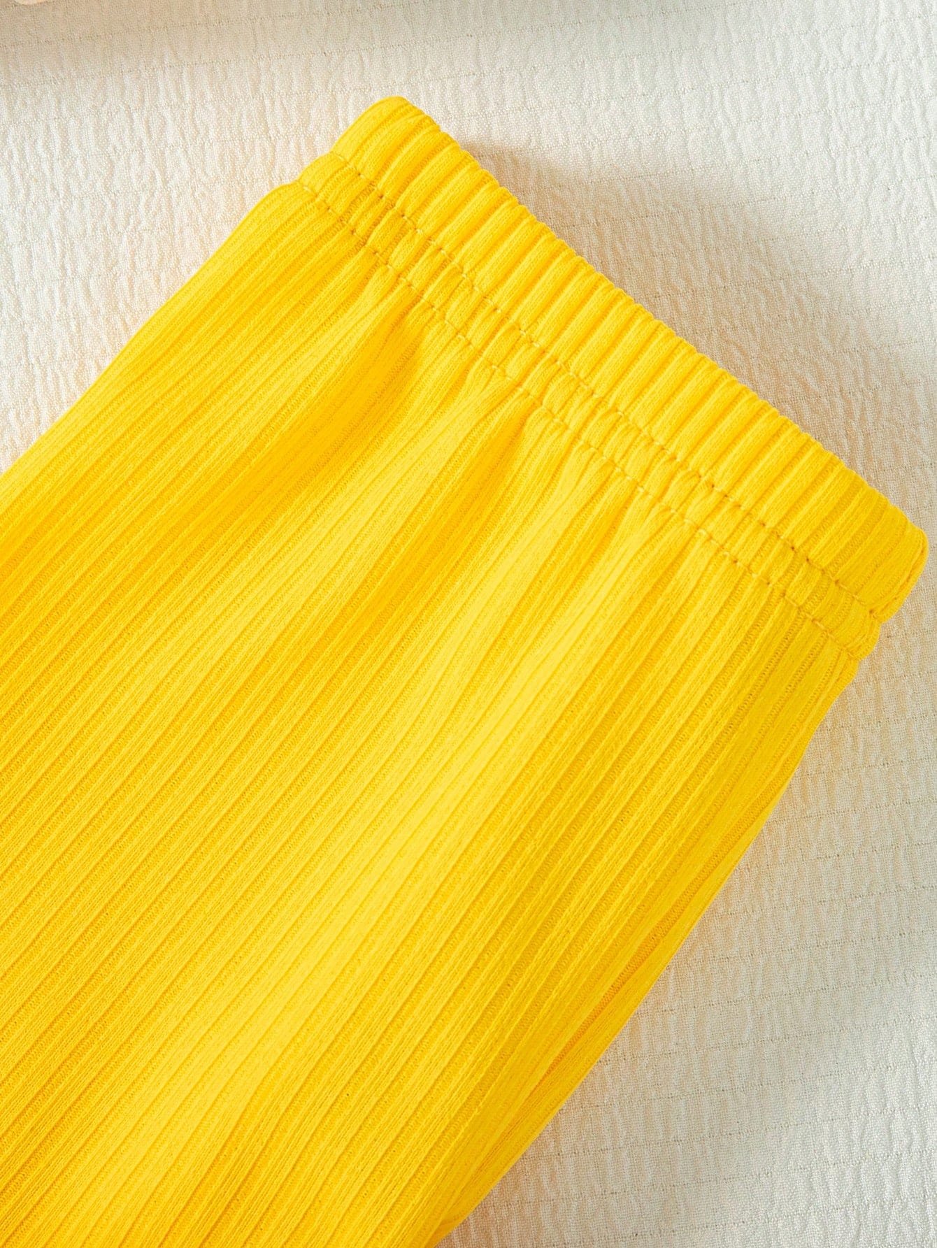 Conjunto floral crema y amarillo con leggings suaves