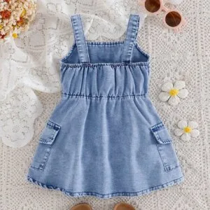 Vestido denim azul con tirantes y bolsillos laterales