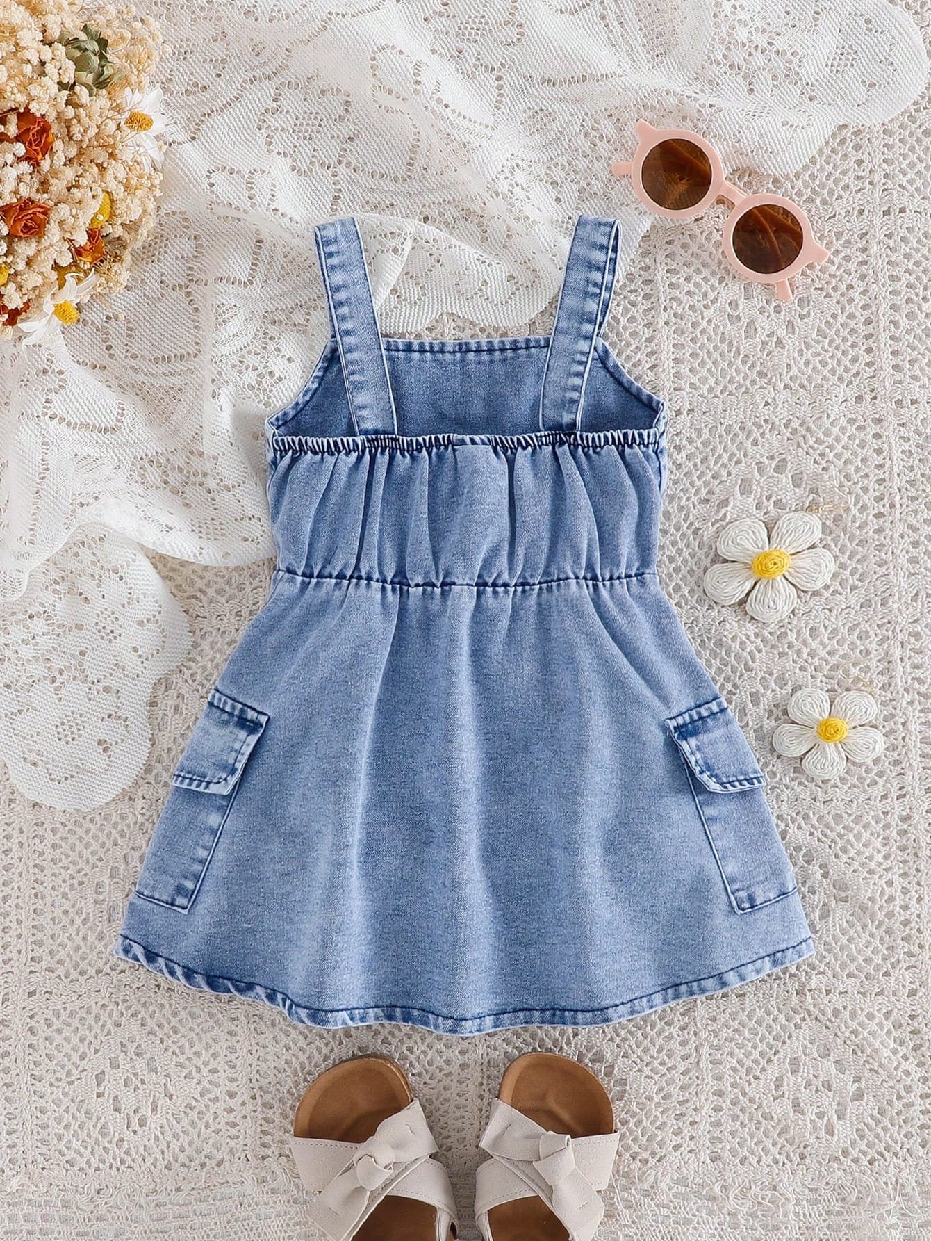 Vestido denim azul con tirantes y bolsillos laterales