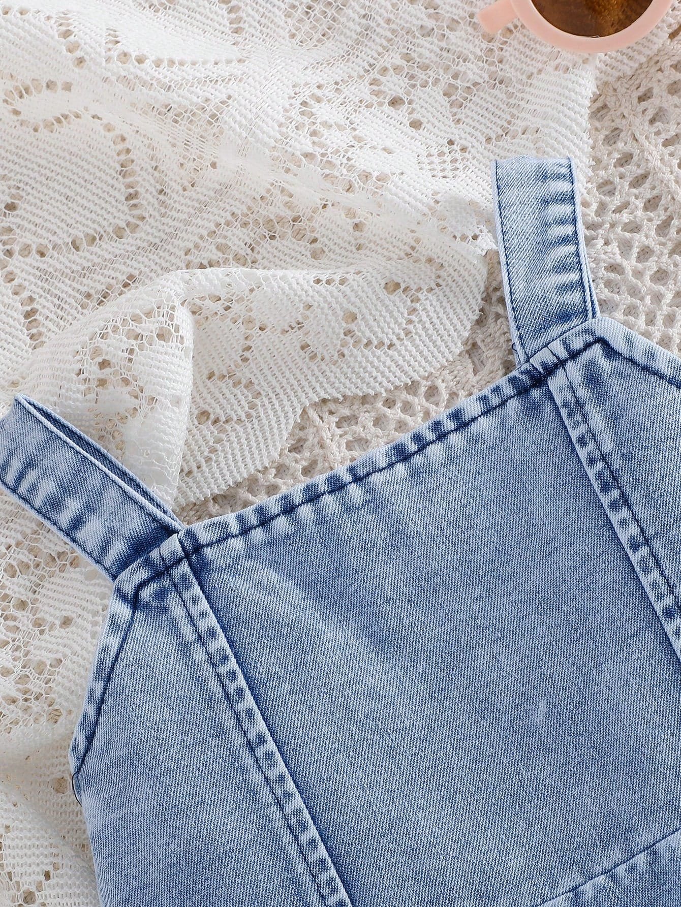 Vestido denim azul con tirantes y bolsillos laterales