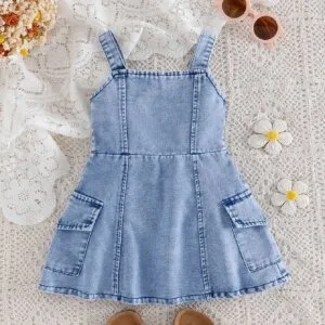 Vestido denim azul con tirantes y bolsillos laterales