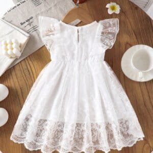 Vestido blanco elegante con volantes y bordado floral delicado