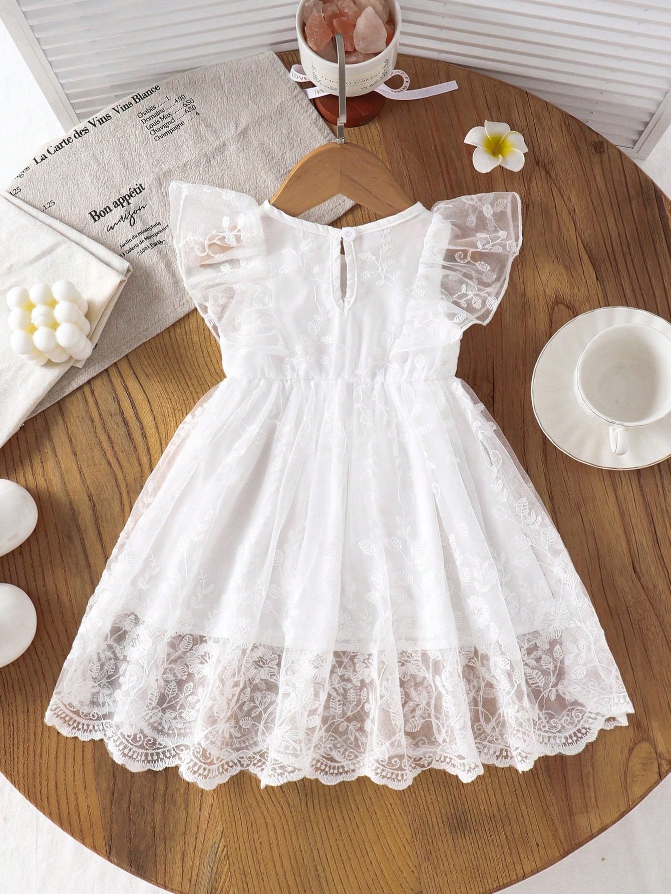 Vestido blanco elegante con volantes y bordado floral delicado