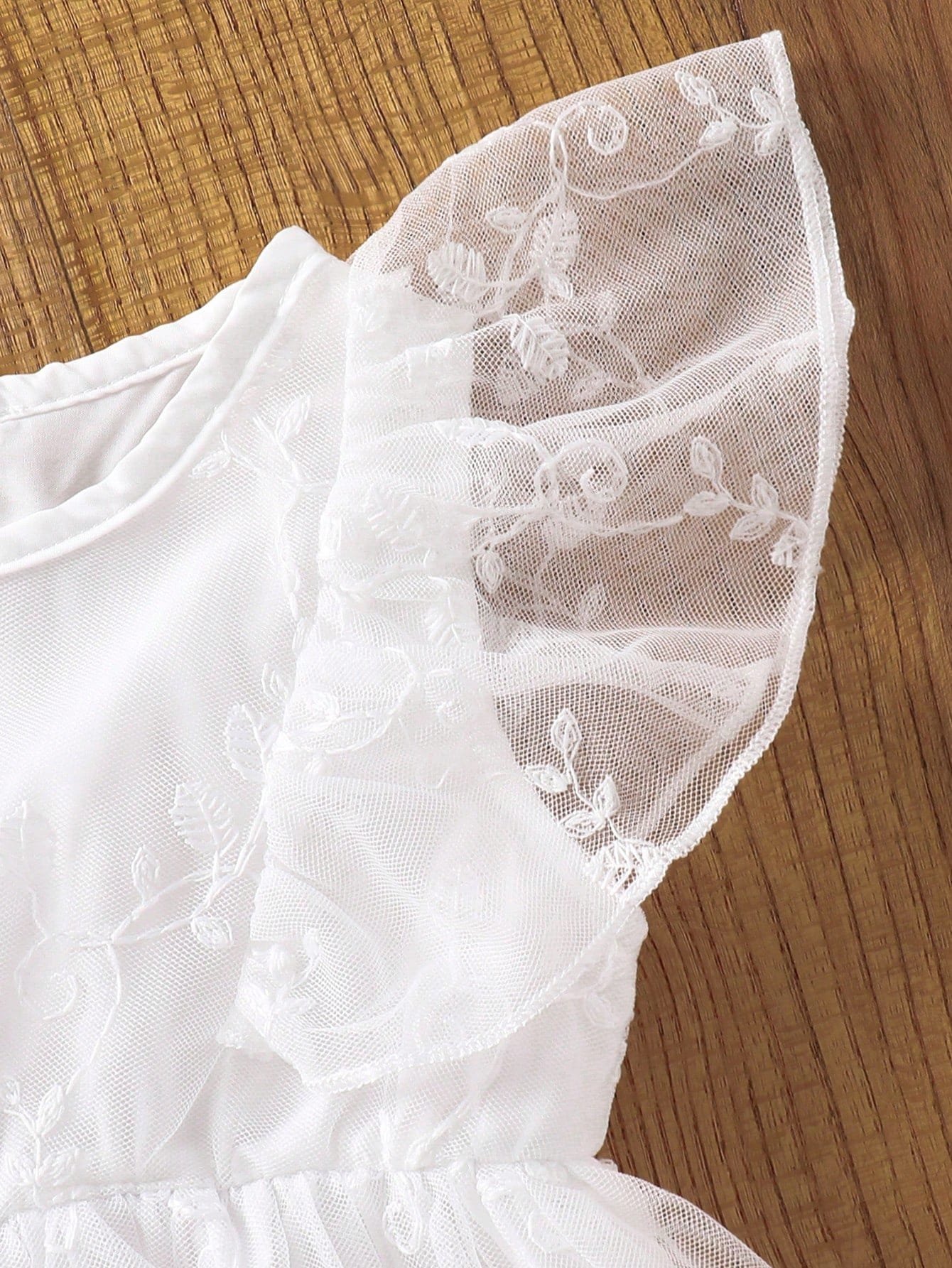 Vestido blanco elegante con volantes y bordado floral delicado