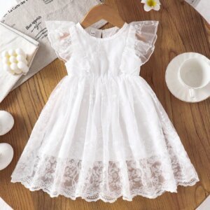 Vestido blanco elegante con volantes y bordado floral delicado