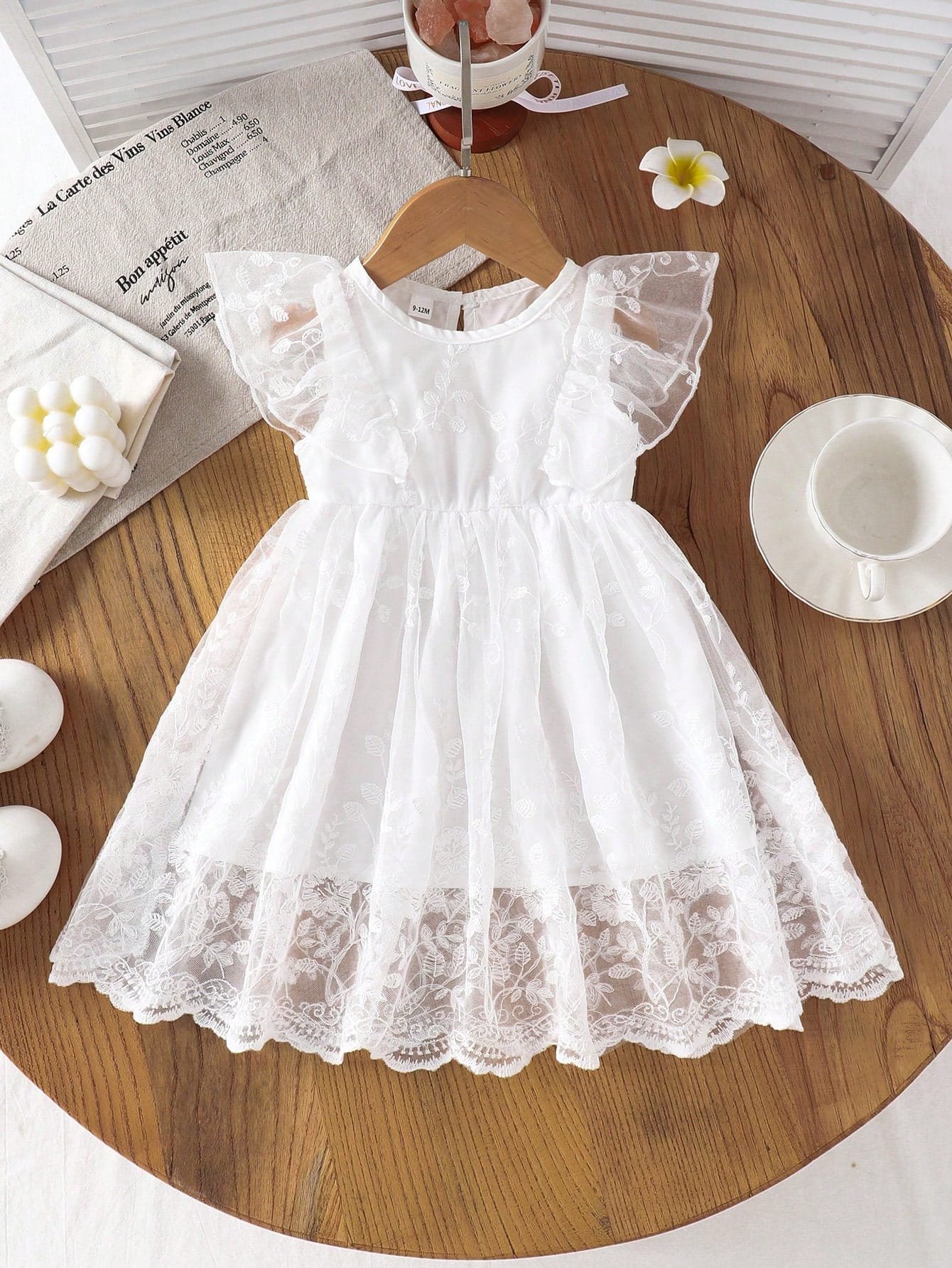 Vestido blanco elegante con volantes y bordado floral delicado