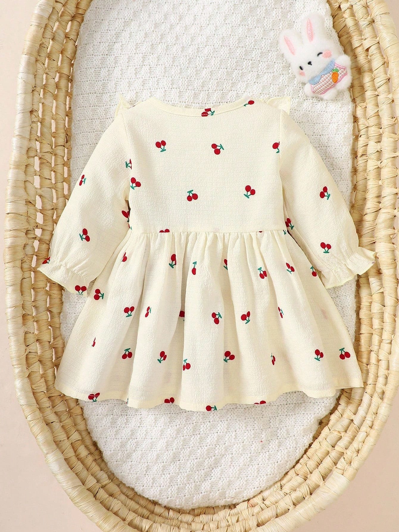 Vestido albaricoque dulce con volantes y lazos rojos