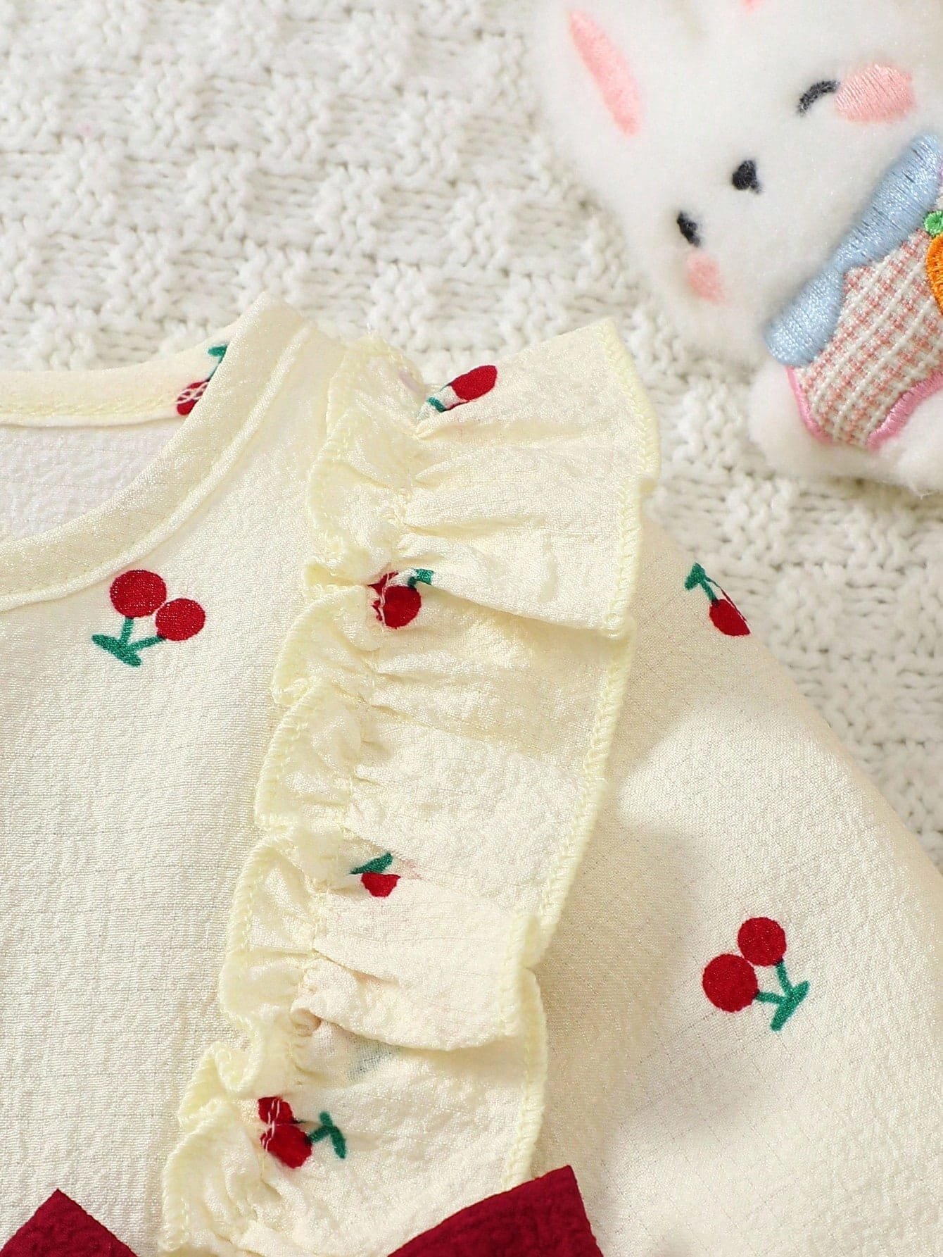 Vestido albaricoque dulce con volantes y lazos rojos