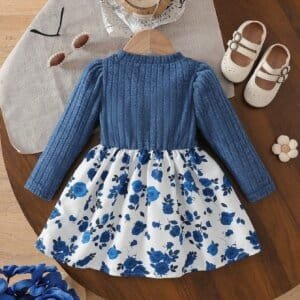 Vestido azul floral con moño decorativo y diseño elegante