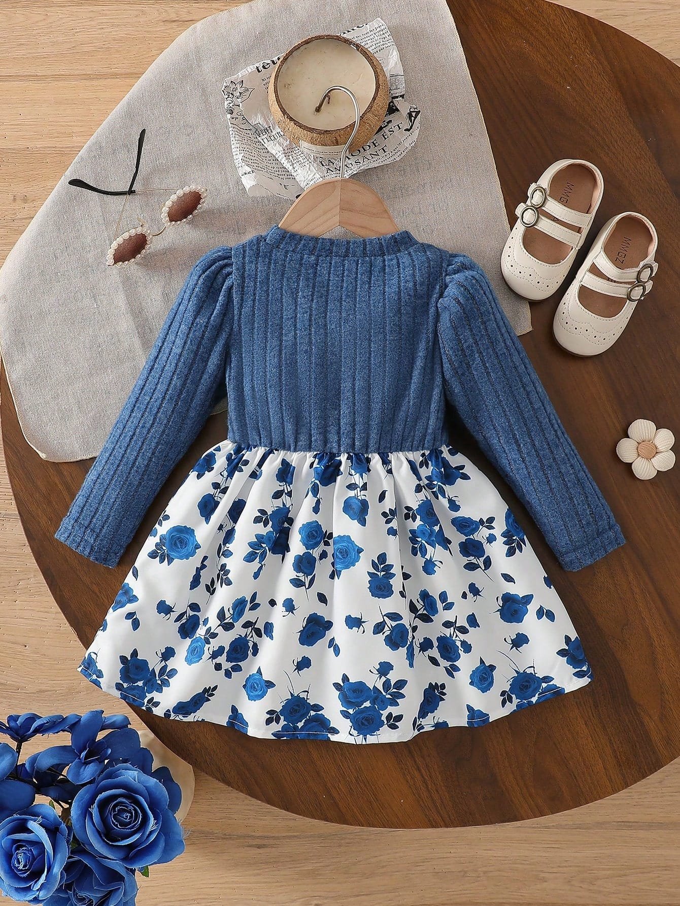 Vestido azul floral con moño decorativo y diseño elegante