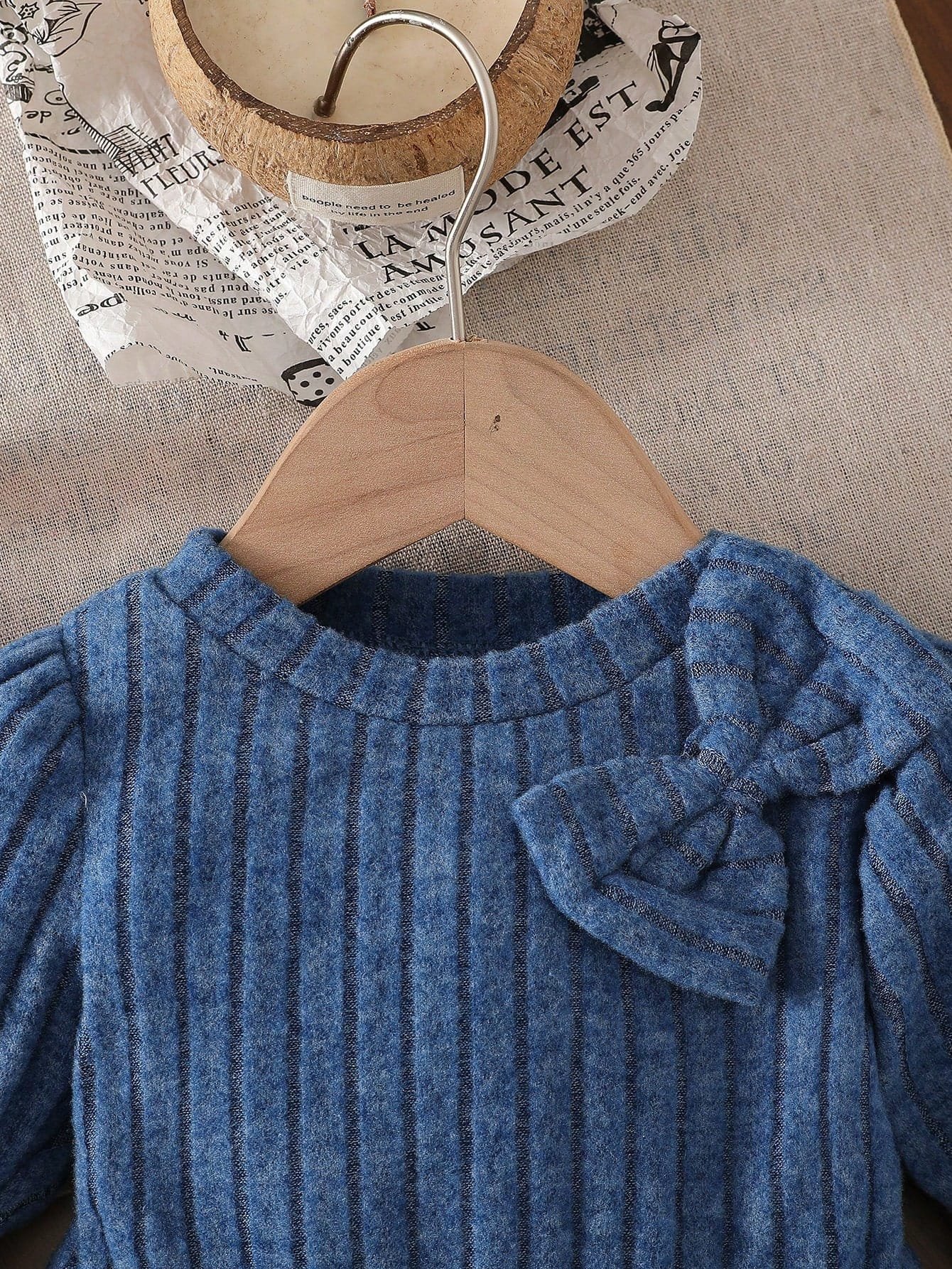 Vestido azul floral con moño decorativo y diseño elegante