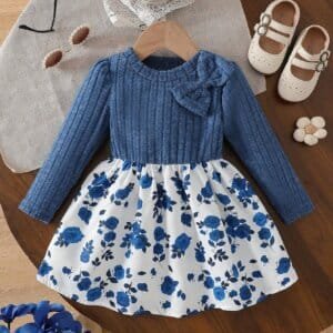 Vestido azul floral con moño decorativo y diseño elegante