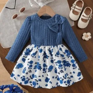 Vestido azul floral con moño decorativo y diseño elegante